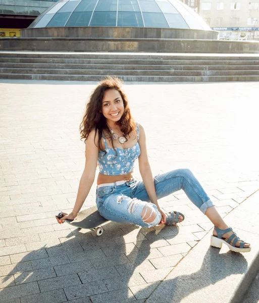 Genç karışık yarış kız açık havada kaykay ile poz