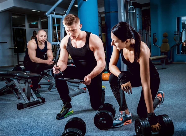 Routine Sportschool Vrouw Training Met Coach Andere Man Een Vrouw — Stockfoto