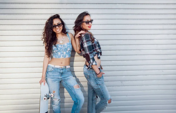 Две Молодые Девушки Смешанной Расы Повседневных Нарядах Ходят Скейтбордом Улицам — стоковое фото