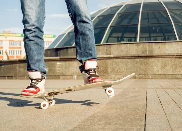 Ausschnittbild Eines Jungen Mannes Auf Skateboard Stadtplatz — Stockfoto