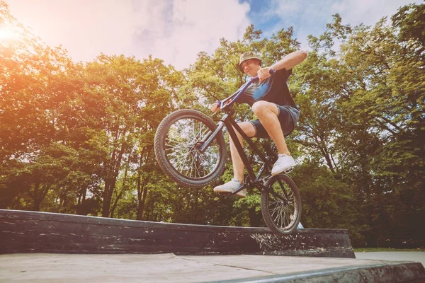 Tonåring Rider Bmx Skatepark — Stockfoto