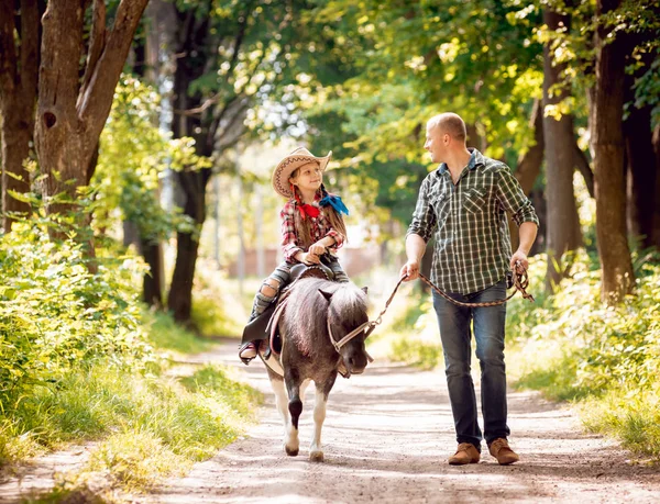 Liten Flicka Cowboyhatt Ridponny Med Sin Far Park — Stockfoto