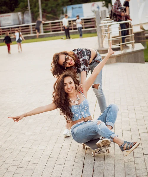 Två Unga Tjejer Att Kul Med Skateboard Utomhus — Stockfoto