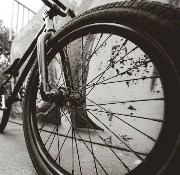 Велосипед Bmx Рядом Решеткой Ограждения Надписью Faffiti — стоковое фото