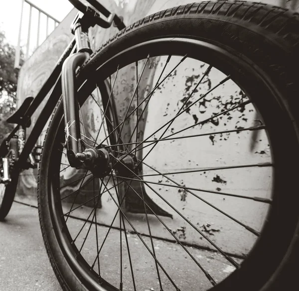 Bmx Cykel Nära Grungy Vägg Med Graffiti — Stockfoto