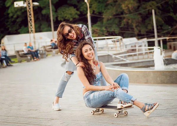 Zwei Junge Mädchen Mit Skateboard Posieren Der Stadt Und Haben — Stockfoto