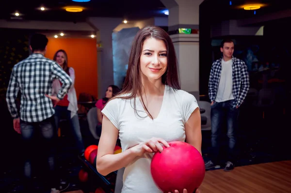 Schöne Kaukasische Mädchen Posiert Bowlingclub Mit Dem Ball — Stockfoto