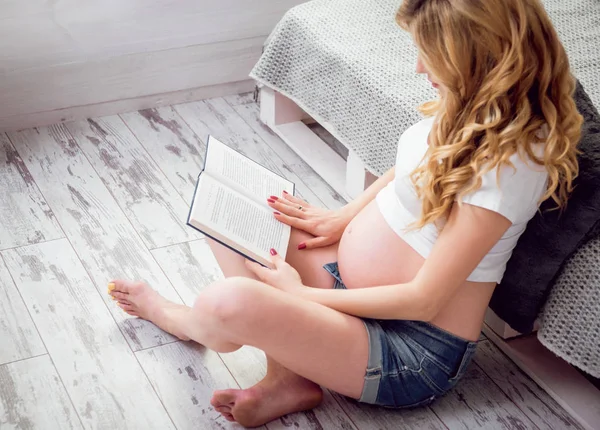 Mujer Embarazada Joven Leyendo Libro —  Fotos de Stock