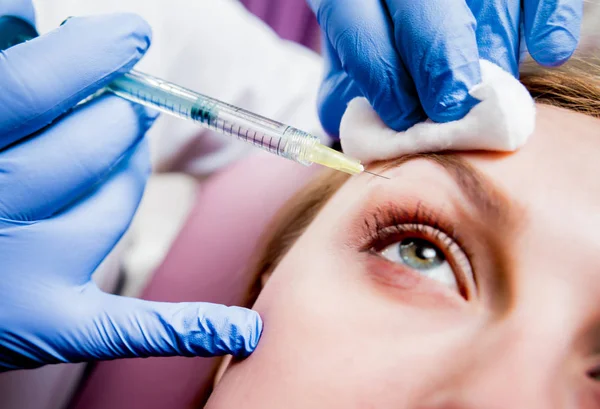 Schoonheidsspecialiste Patiënt Kliniek Voor Esthetische Geneeskunde Injectie — Stockfoto