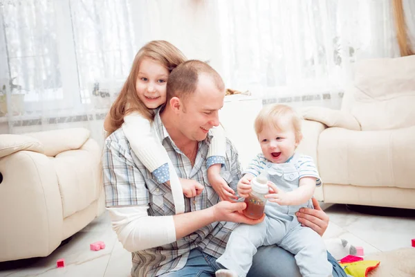 Padre Che Gioca Con Bambini Casa — Foto Stock