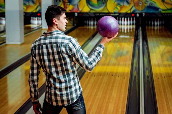 Młody Człowiek Kaukaski Zabawy Klubie Bowling — Zdjęcie stockowe