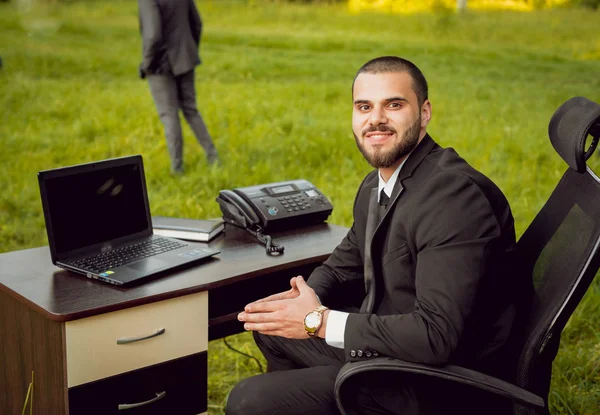 Dos Jóvenes Empresarios Multiculturales Trabajando Park Concepto Trabajo Remoto — Foto de Stock