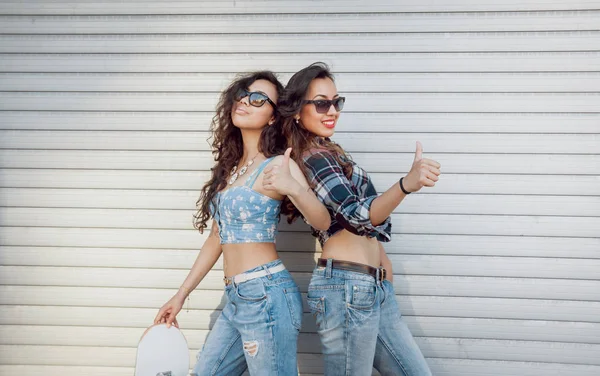 Duas Meninas Com Skate Posig Torno Cidade Divertindo — Fotografia de Stock