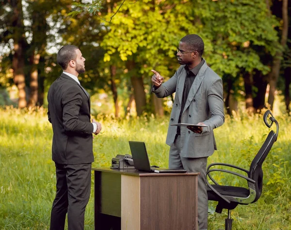 Zwei Junge Multikulturelle Geschäftsleute Bei Der Arbeit Park Konzept Der — Stockfoto