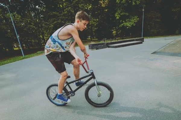 Подросток Bmx Скейт Парке — стоковое фото