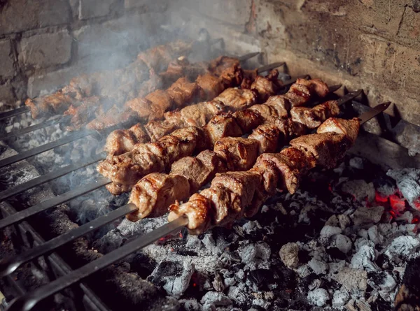 Şiş üzerinde sıcak kebap yemek