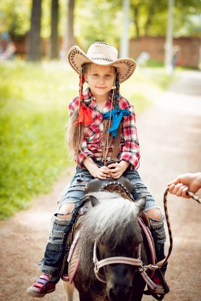 Bambina Con Trecce Cappello Cowboy Cavalcando Pony Nel Parco — Foto Stock