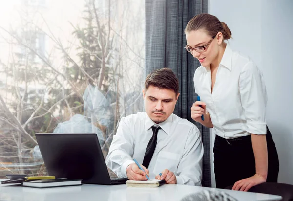 Ofis Strateji Tartışmaya Işadamı Ile Kadın Danışmanı — Stok fotoğraf