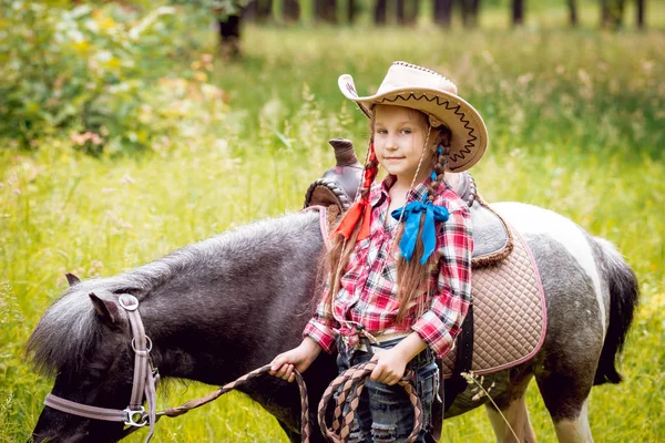 Liten Flicka Med Flätor Cowboyhatt Promenader Med Ponny Park — Stockfoto