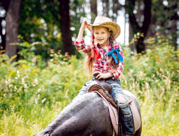 Dziewczynka Plecionki Kowbojski Kapelusz Jazda Pony Park — Zdjęcie stockowe