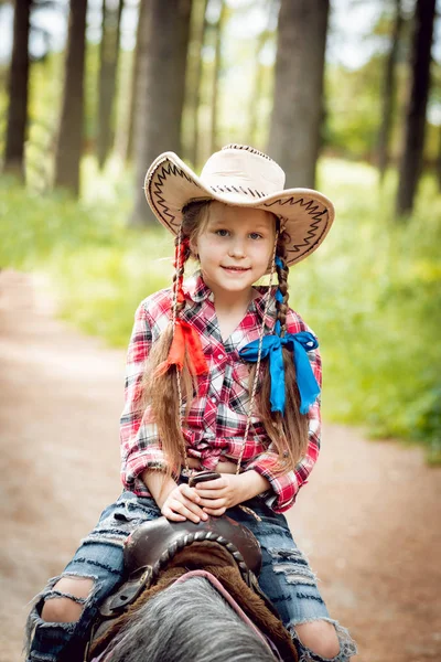 Liten Flicka Med Flätor Cowboyhatt Som Rider Ponny Park — Stockfoto