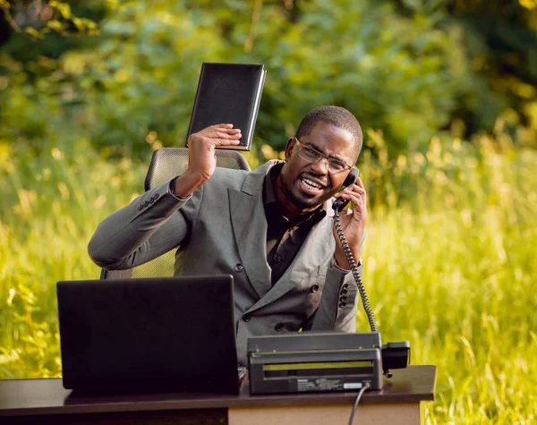 Buisnessman Africano Trabajando Parque Concepto Trabajo Remoto — Foto de Stock