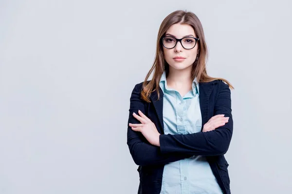 Junge Geschäftsfrau Mit Brille Büro Vor Grauer Wand — Stockfoto