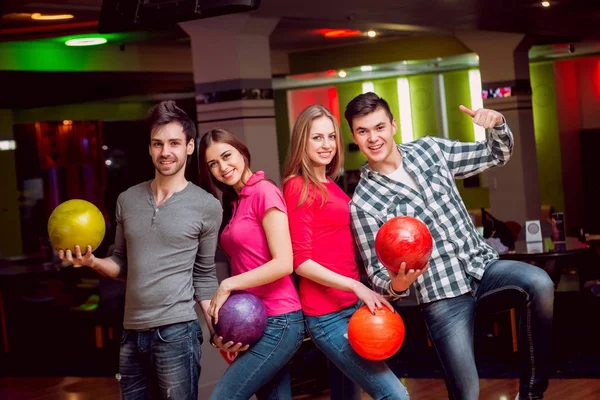 Veselá Kavkazské Přátel Dobře Baví Bowling Clubu — Stock fotografie