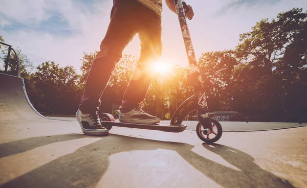 Jongen Rijden Een Scooter Kick Een Park Mooie Achtergrond — Stockfoto