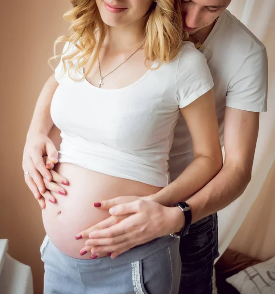 Mladá Těhotná Žena Její Manžel Čekání Miminko — Stock fotografie