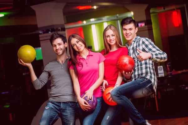 Amigos Alegres Pista Bowling Com Bolas — Fotografia de Stock