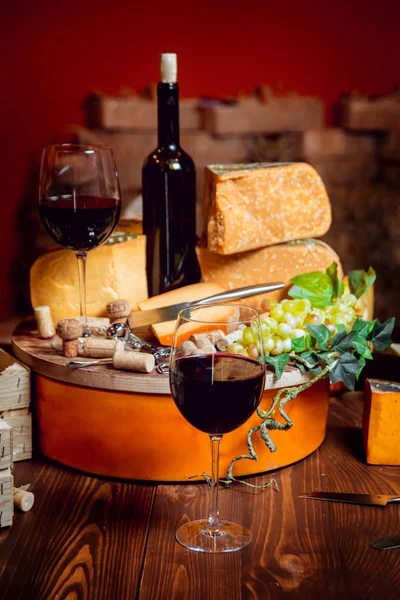 Sýr Víno Dřevěném Stole — Stock fotografie