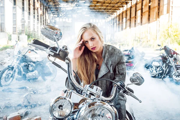 Jovem Loira Posando Com Motocicleta — Fotografia de Stock