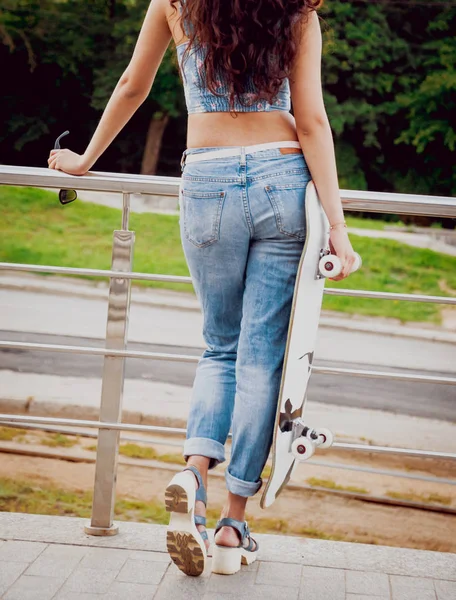 Schönes Mädchen Mit Nahöstlicher Erscheinung Lässigem Outfit Posiert Mit Skateboard — Stockfoto