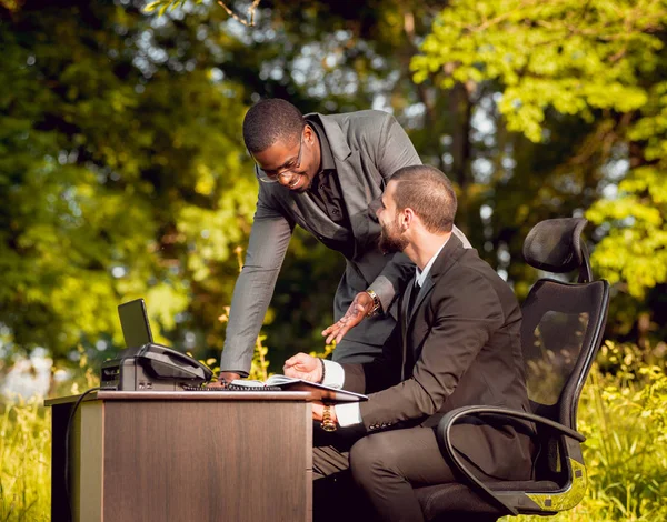 Zwei Junge Multikulturelle Geschäftsleute Bei Der Arbeit Park Konzept Der — Stockfoto