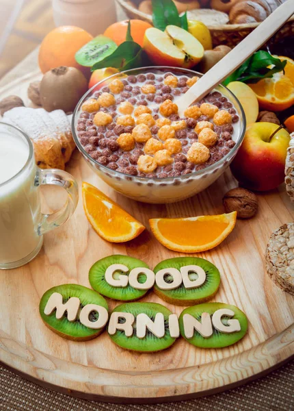 Süt, meyve ve müsli ile sağlıklı kahvaltı
