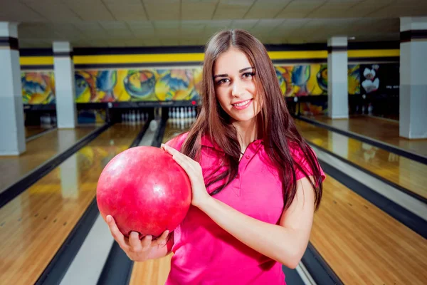Belle Fille Caucasienne Posant Bowling Avec Balle — Photo