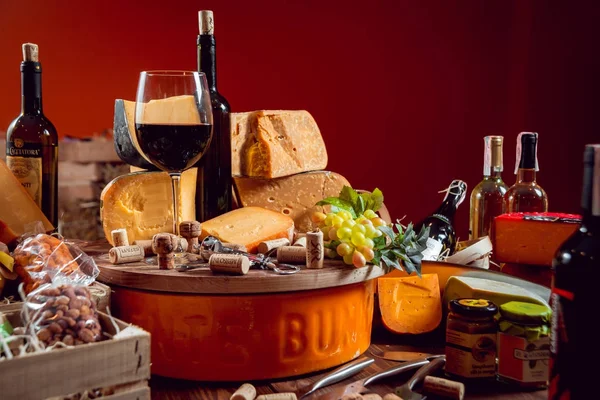 Belle Riche Composition Avec Assortiment Fromages Vin Aux Noix Raisin — Photo