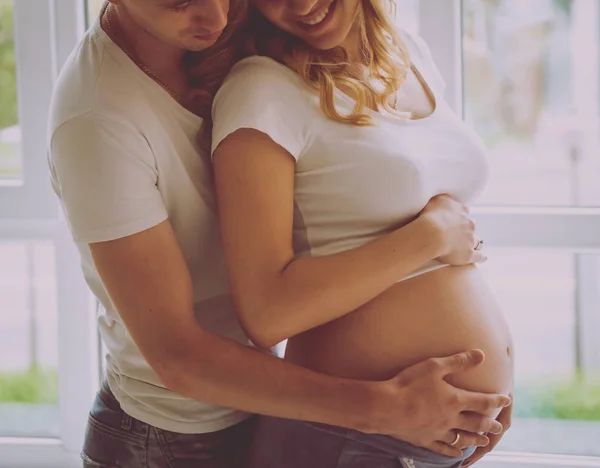 Jovem Grávida Seu Marido Espera Bebé — Fotografia de Stock