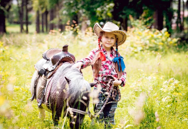Bambina Con Trecce Cappello Cowboy Che Cammina Con Pony Nel — Foto Stock