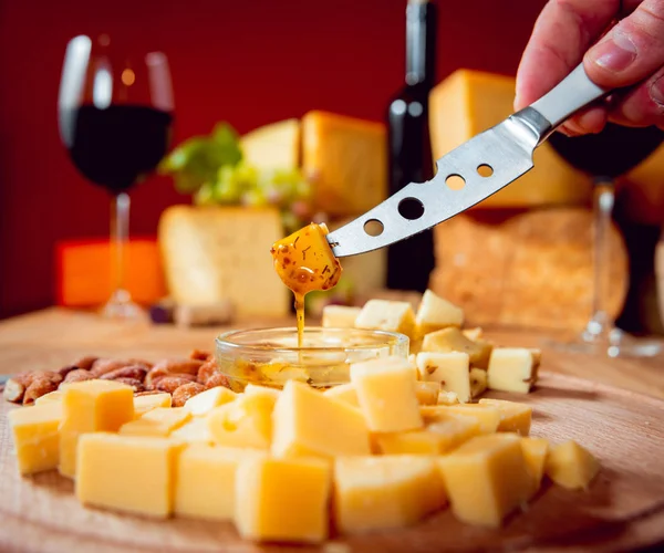 Nůž s kouskem sýra — Stock fotografie