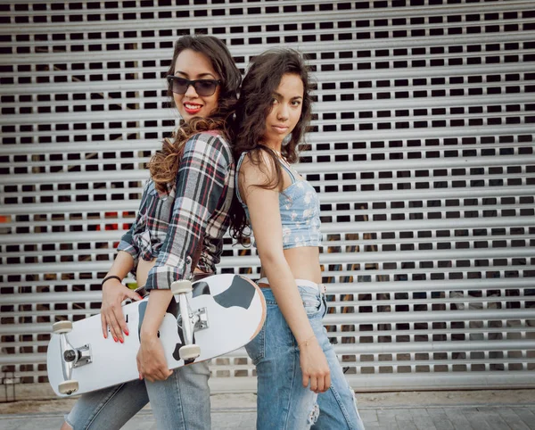 Twee Jonge Gemengd Ras Meisjes Casual Outfits Met Skateboard Rond — Stockfoto