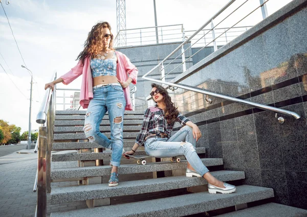 Deux Jeunes Filles Avec Skateboard Posig Autour Ville Avoir Plaisir — Photo