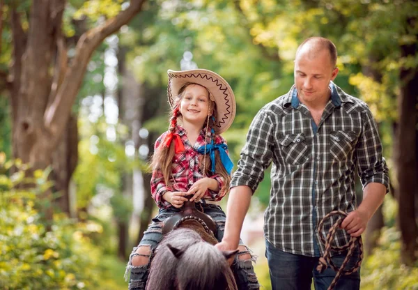 Liten Flicka Cowboyhatt Ridponny Med Sin Far Park — Stockfoto