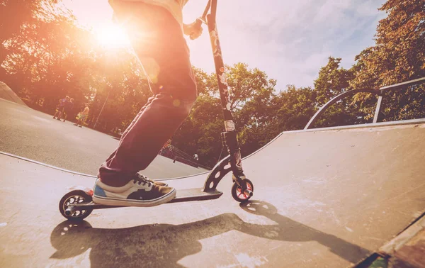 Jongen Rijden Een Scooter Kick Een Park Mooie Achtergrond — Stockfoto