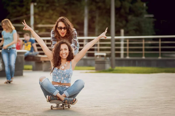 Dos Chicas Jóvenes Raza Mixta Trajes Casuales Caminando Con Monopatín —  Fotos de Stock