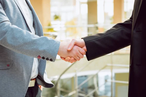 Männerberater Bei Einem Geschäftsmann Büro Händedruck — Stockfoto