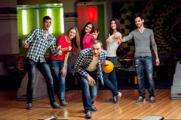 Amigos Alegres Pista Bowling — Fotografia de Stock