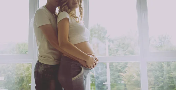 Junge Schwangere Frau Und Ihr Mann Warten Auf Baby — Stockfoto