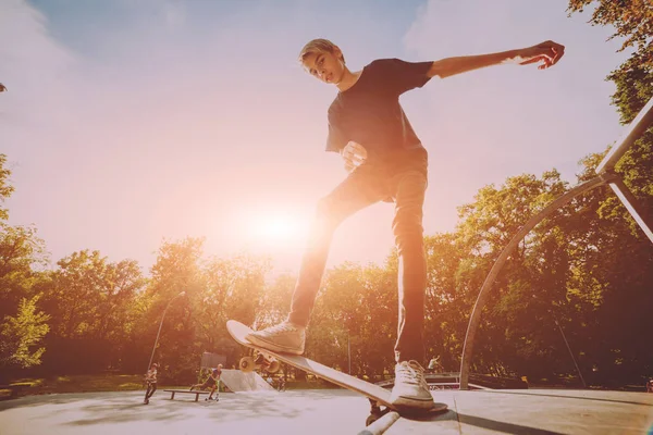 Jonge Skateboarder Doen Trucs Skatepark — Stockfoto